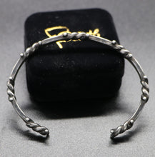Load image into Gallery viewer, ANTIQUED SILVER BARBED WIRE BRACELET